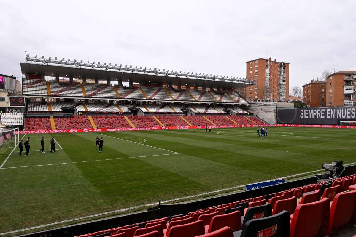 La Comunidad de Madrid propone al Rayo un plan para que el estadio se quede en Vallecas