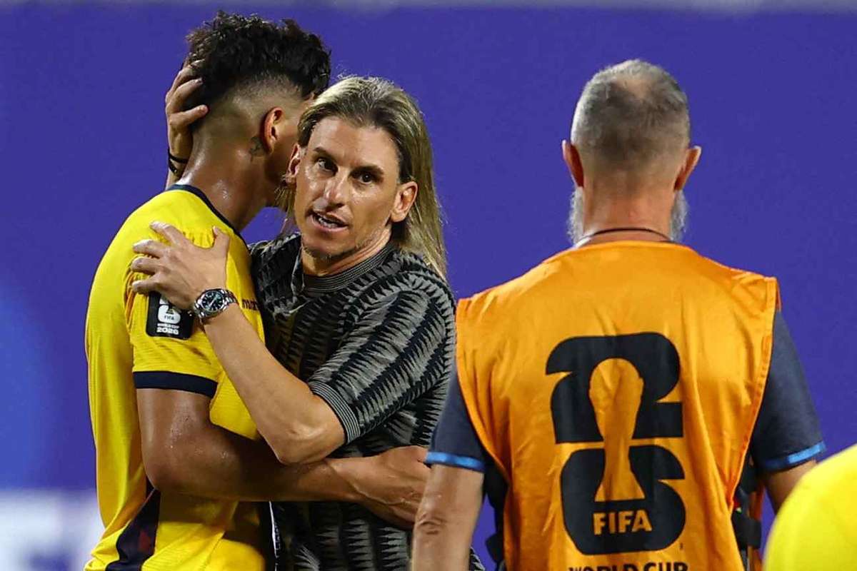 Ecuador manager Beccacece apologises for 'not clicking' with fans
