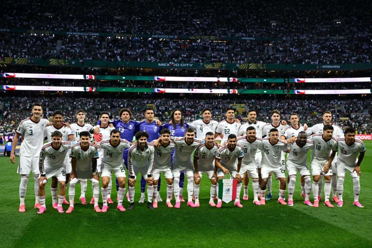 México vence a República Checa en una noche pletórica en el Estadio Azteca