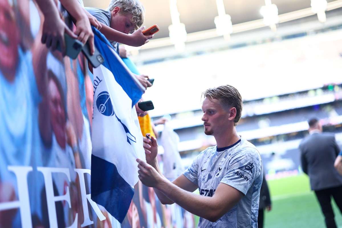 Tottenham confirma a aposta em Kinský como guarda-redes titular