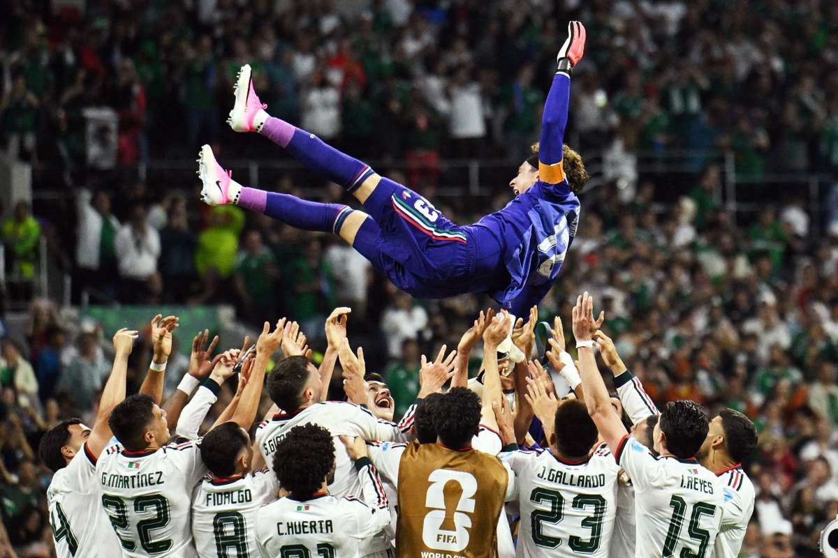Perto de despedida, goleiro Ochoa entra para clube seleto com Cristiano Ronaldo e Messi
