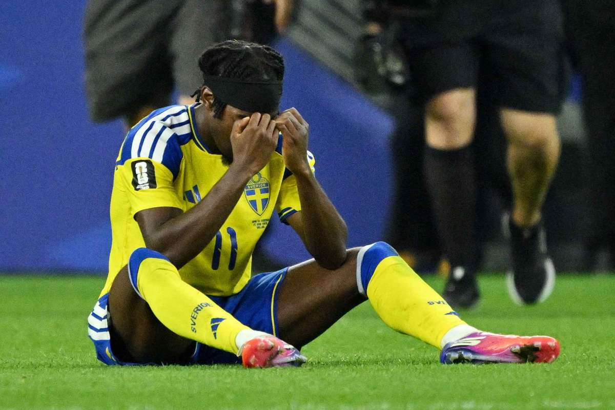 Elanga 'scolded' by Isak for confusion over Sweden's World Cup progression