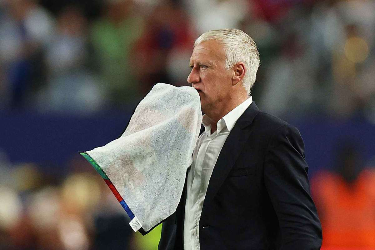 Une minute de silence avant France-Norvège en hommage à la mère de Deschamps