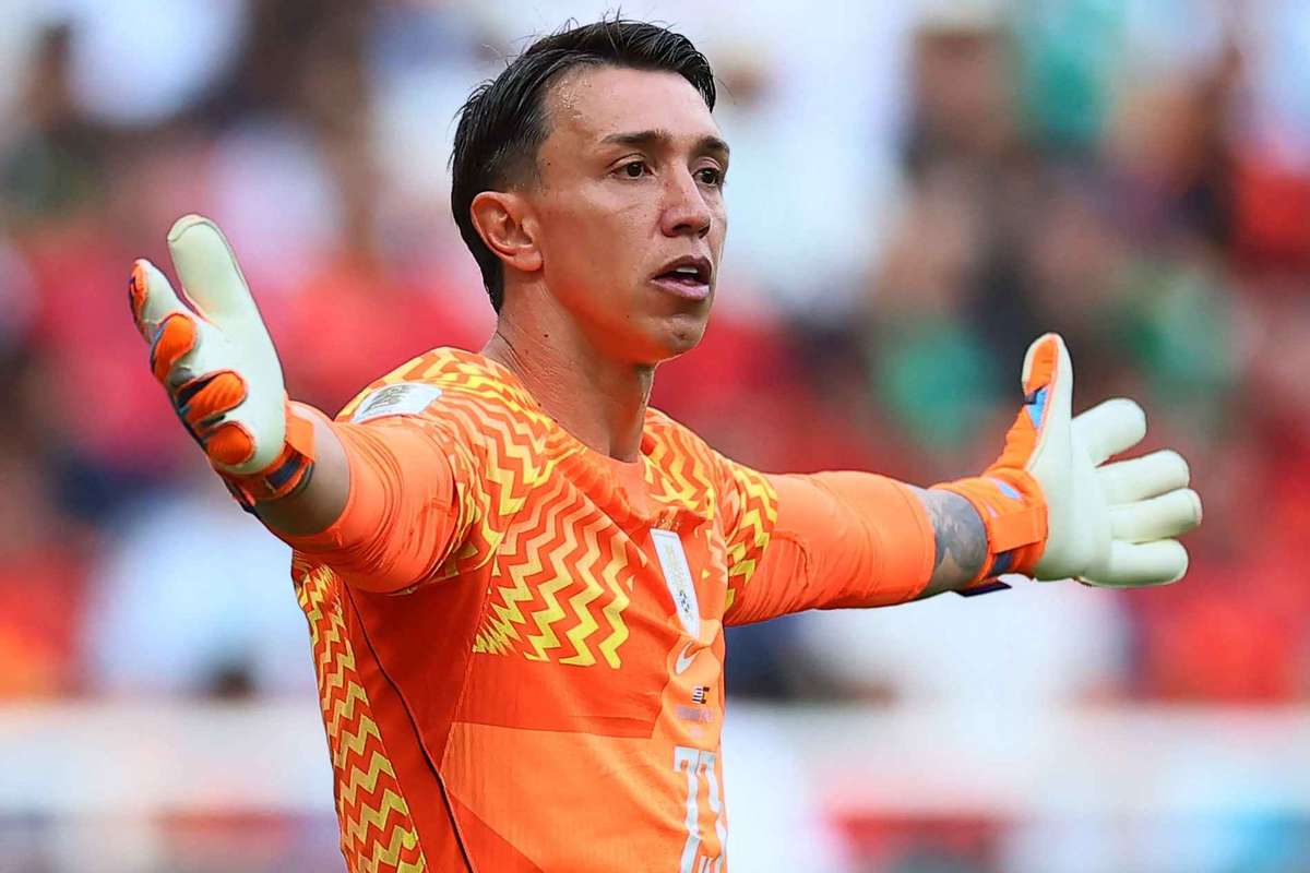 Muslera comete un error grave en el Uruguay-España y sale en el descanso