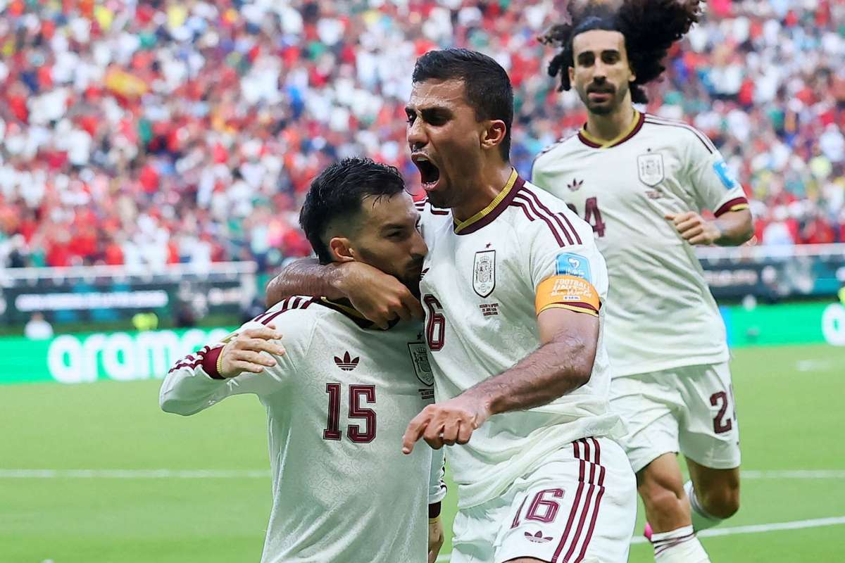 Espanha vence com frango de Muslera, elimina Uruguai e avança como líder