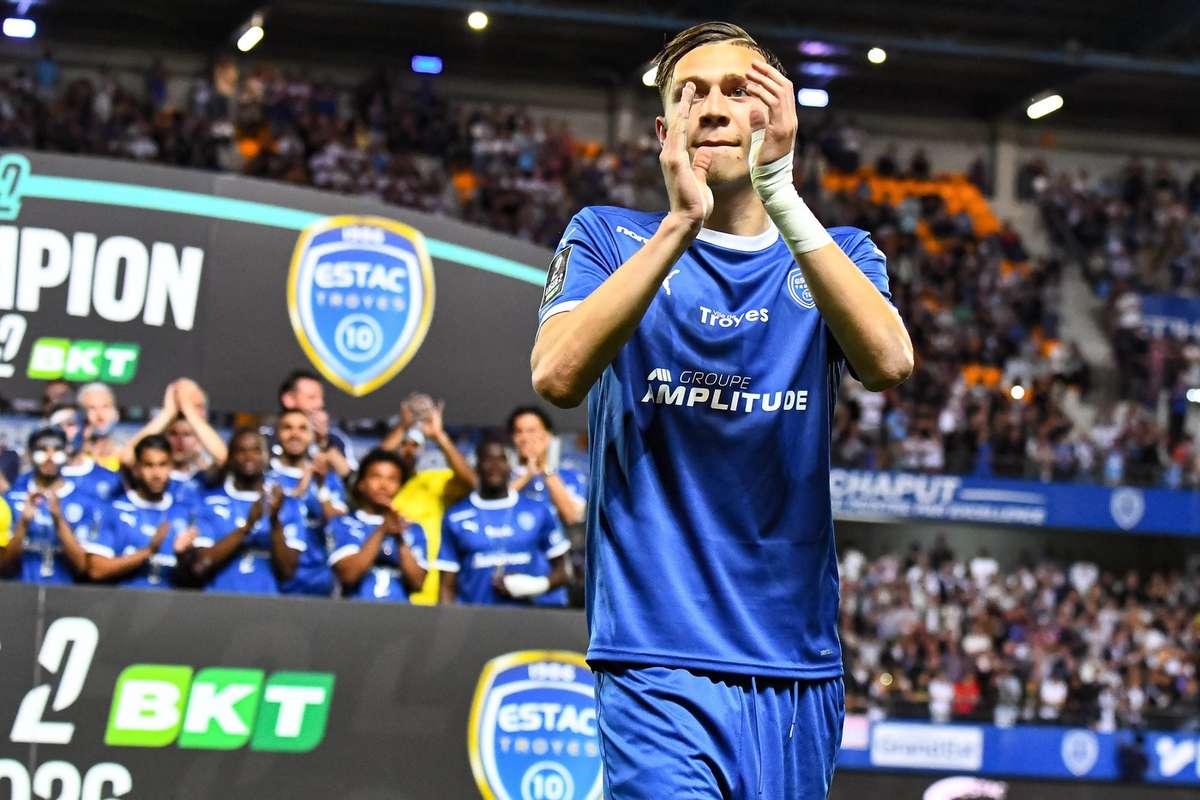 Oficial: Mathys Detourbet assina pelo Manchester City, mas já tem outro destino