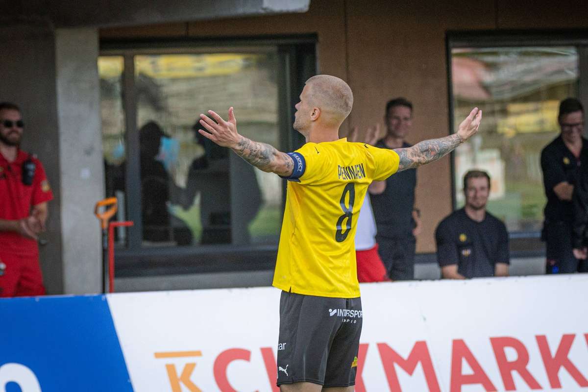 KuPS go top on goal difference after early red card helps brush HJK aside
