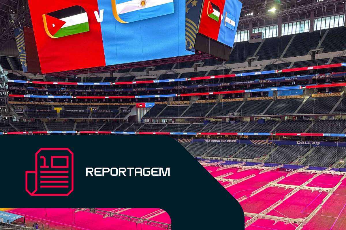 Reportagem Flashscore: Dentro do AT&T Stadium com um "relvado cor-de-rosa" e interferências do ecrã gigante