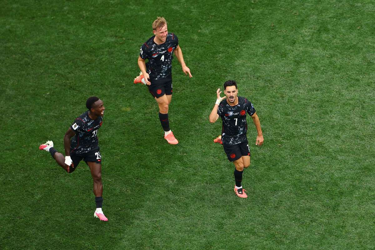Técnico que lançou Stephen Eustáquio diz que golo reflete a "luz que o ilumina"