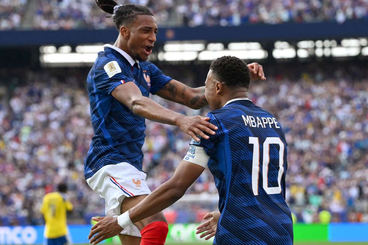 Mbappé e Olise desfilam em passeio da França contra a Suécia; confira as notas