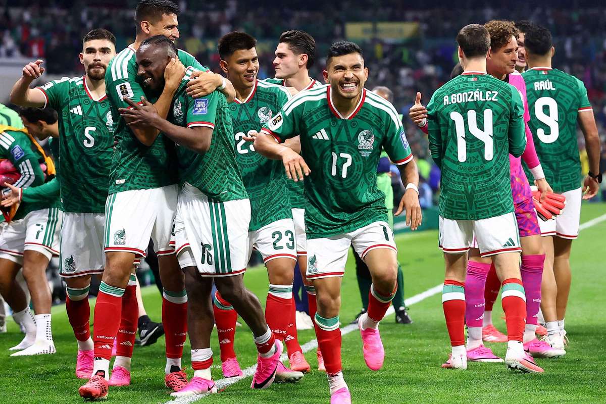 Mexico hold off Ecuador after strong first half to record first knockout win in 40 years