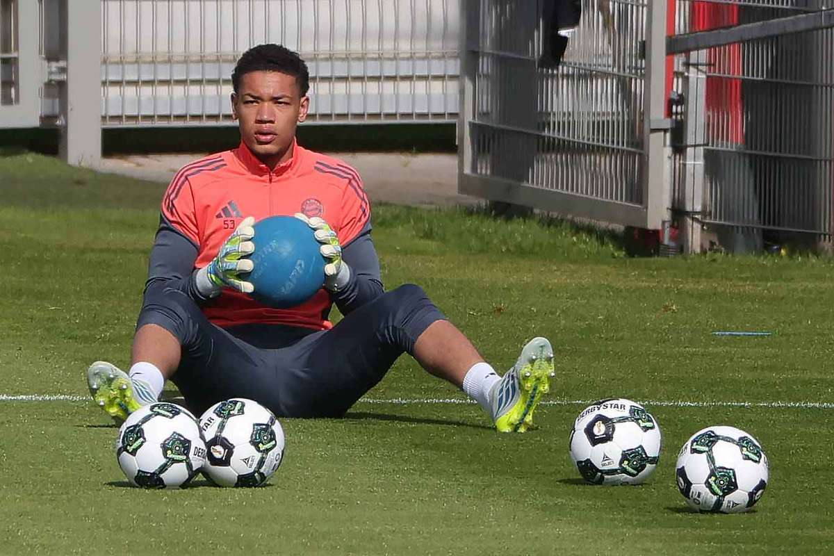 Verletzung beim Aufwärmen: Bayerns Torwarttalent Prescott fällt mehrere Monate aus