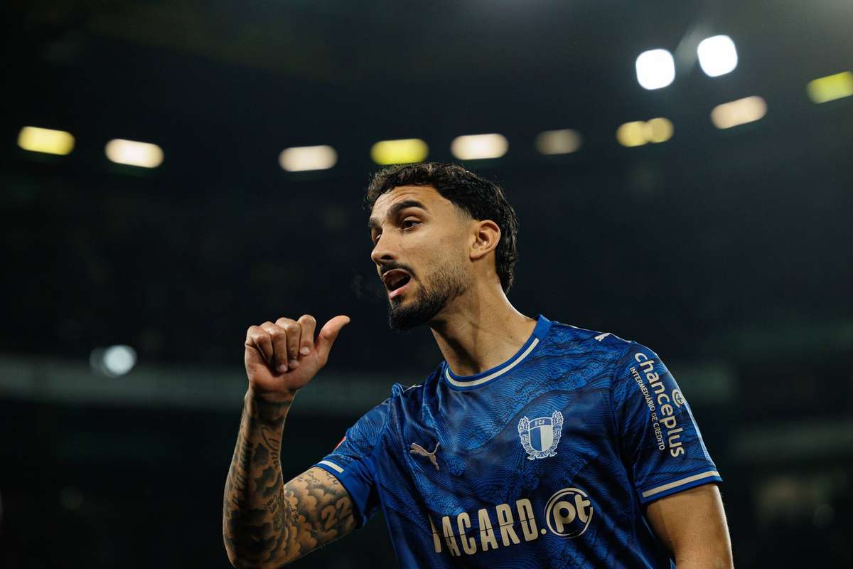 Oficial: Elisor deixa o Famalicão e assina pelo Craiova, de Filipe Coelho