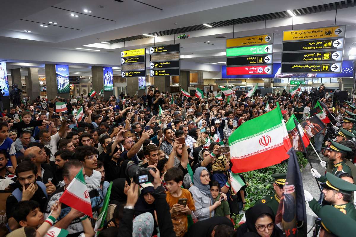 Mundial-2026: Seleção iraniana é recebida em festa no regresso a Teerão