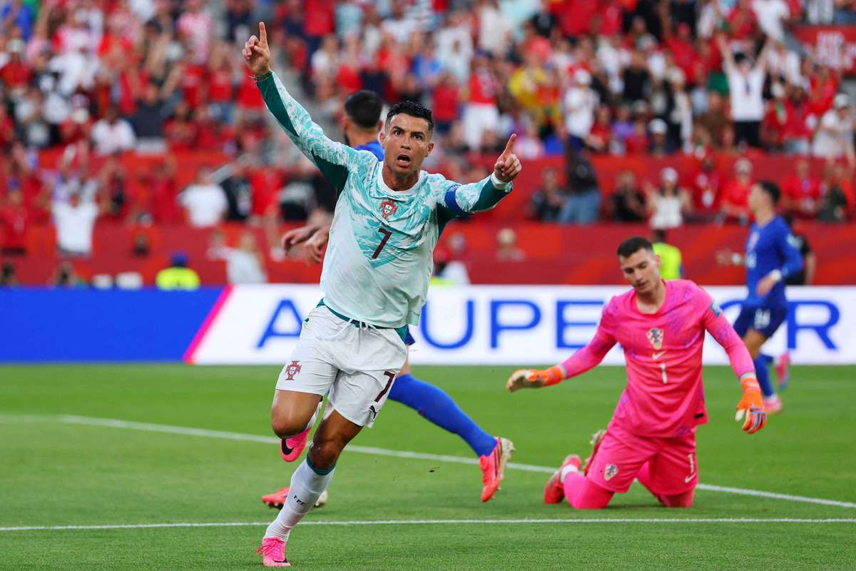 Aos 41 anos, Cristiano Ronaldo bate recorde e enterra tabu ao marcar no mata-mata da Copa