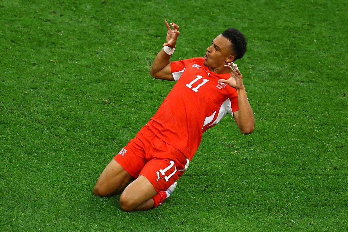 Suíça vence Argélia com um gol em cada tempo e avança para as oitavas da Copa