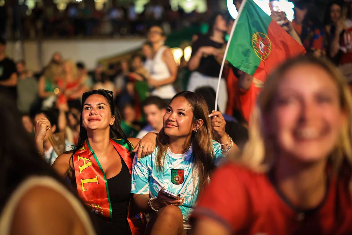 Mundial-2026: Baixa do Porto volta a ser sala de estar de Portugal numa madrugada de sofrimento e festa