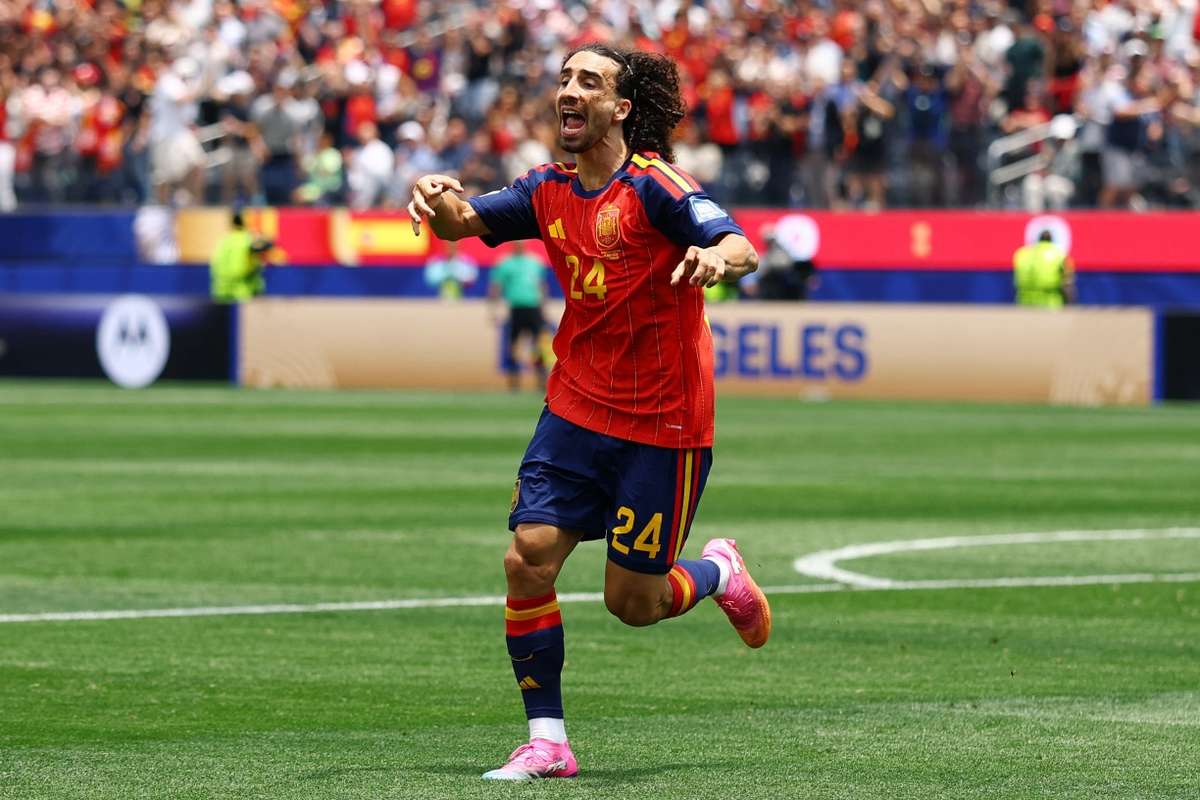 Cucurella vuelve a exhibirse y se convierte en el socio perfecto de Oyarzábal