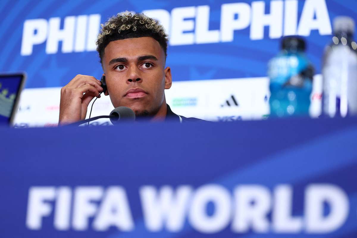 Role of World Cup favourites 'doesn't pressure us', France's Doue admits