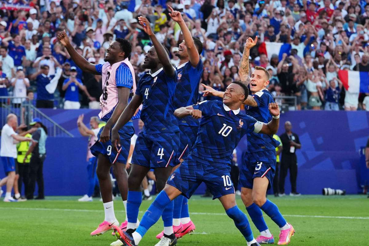 France see off Paraguay in intense match to quality for quarter-finals