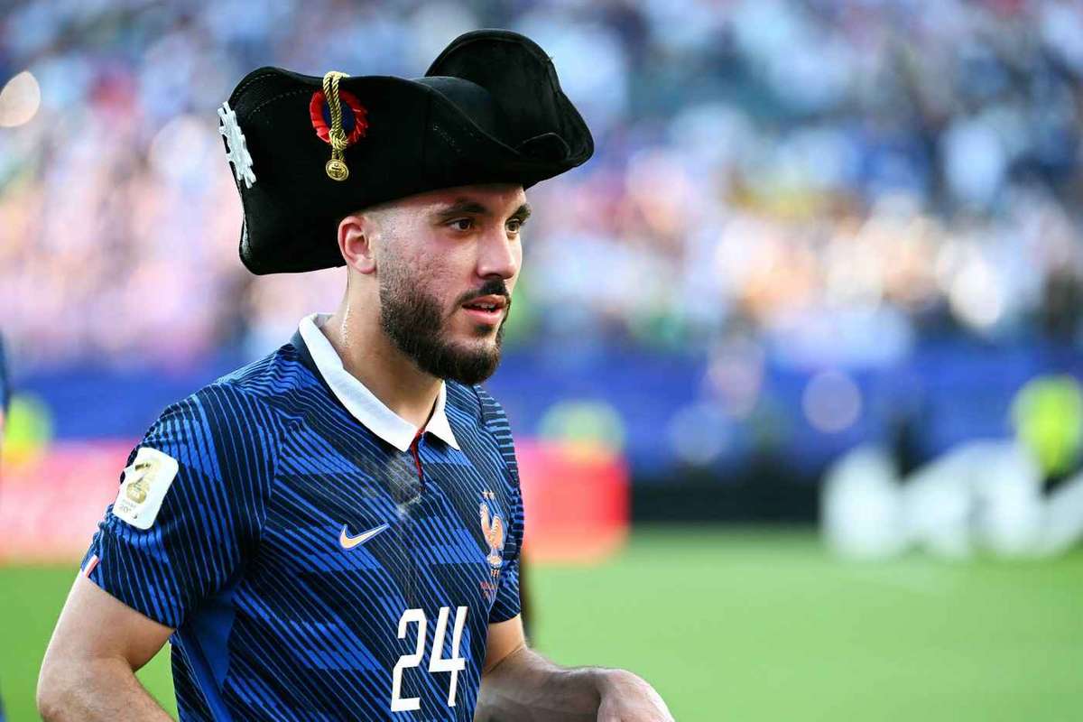 Cherki célèbre la victoire française et ironise sur l’arbitrage