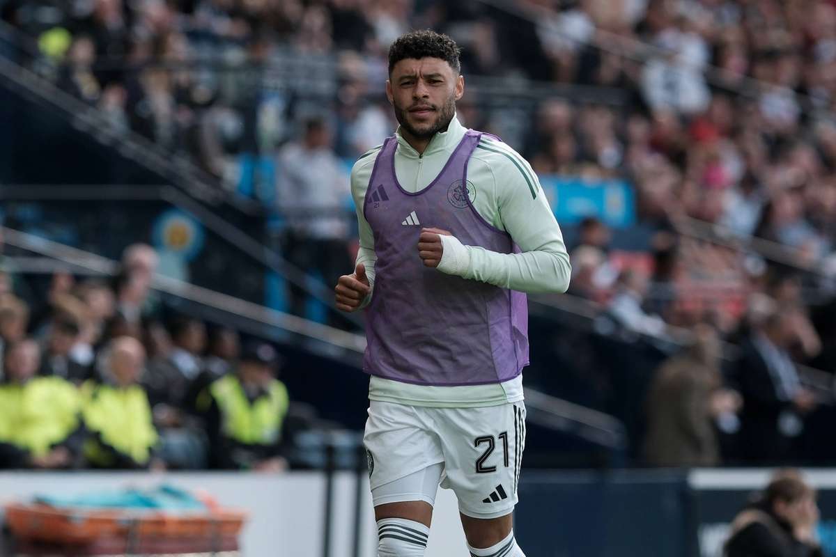 Oficial: Celtic renova contrato com Alex Oxlade-Chamberlain