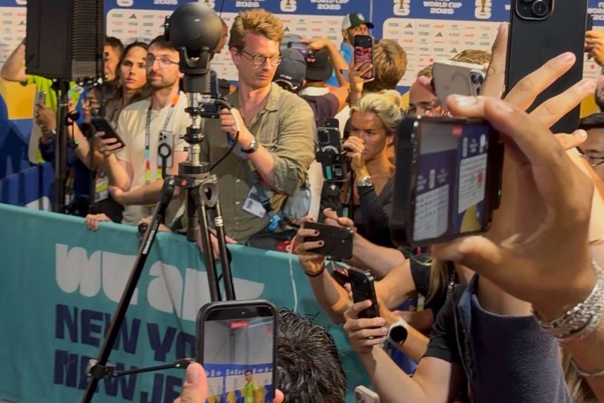 Silêncio, tensão e empurra-empurra: bastidores do caos na zona mista da Seleção pós-eliminação