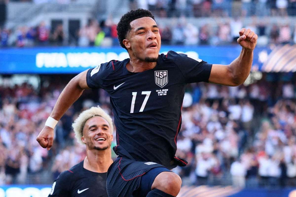 Tillman, dos EUA, alcança feito raro com gol de falta contra Bélgica