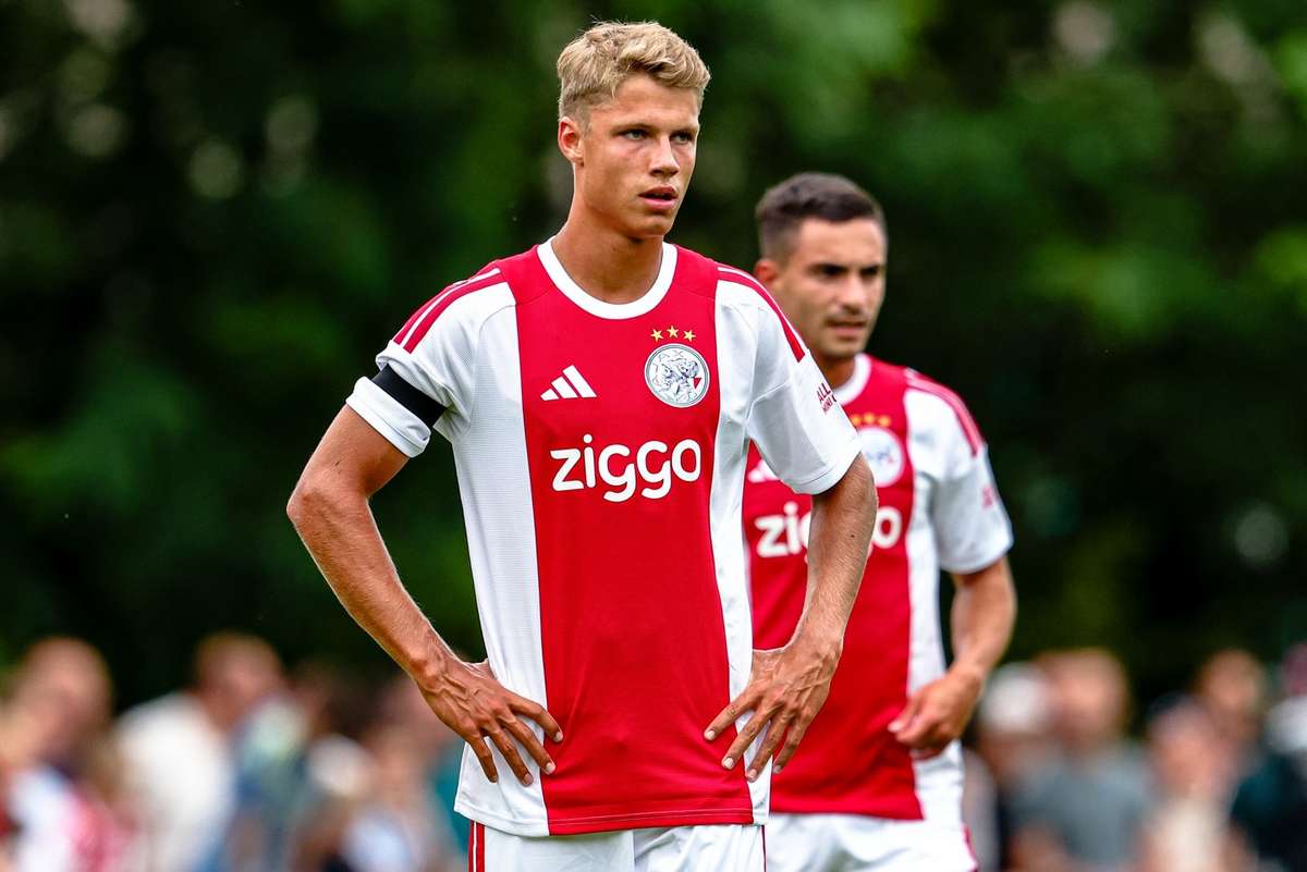 Newcastle United assegurou Sean Steur, jovem talento do Ajax