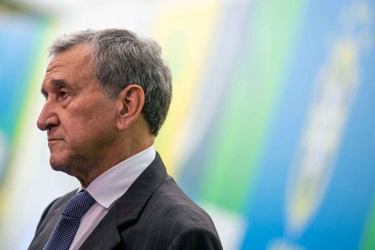 Parreira passa por traqueostomia e segue em estado grave, diz hospital