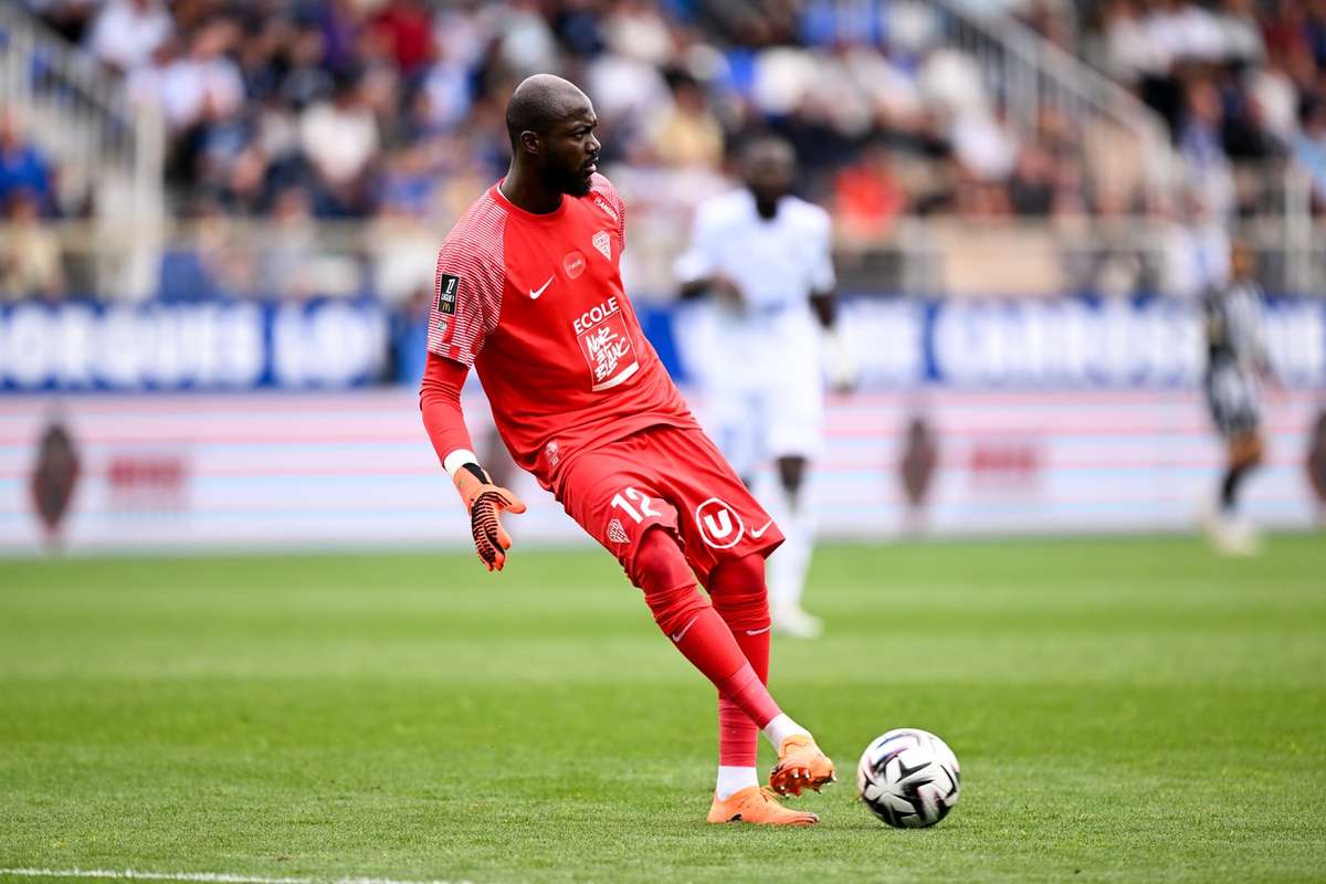 Herve Koffi, ex-B SAD, desperta interesse do Auxerre e do Lorient