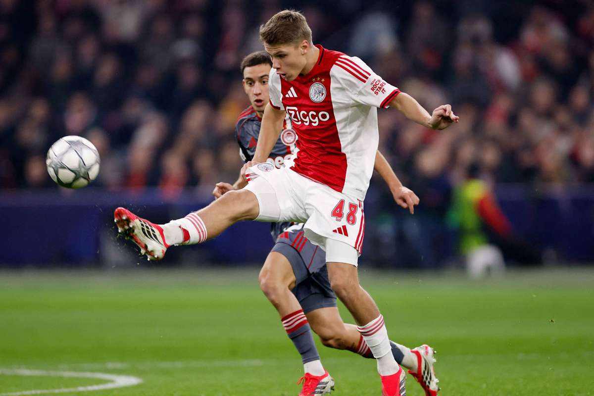 Newcastle announce the signing of Dutch midfielder Sean Steur from Ajax
