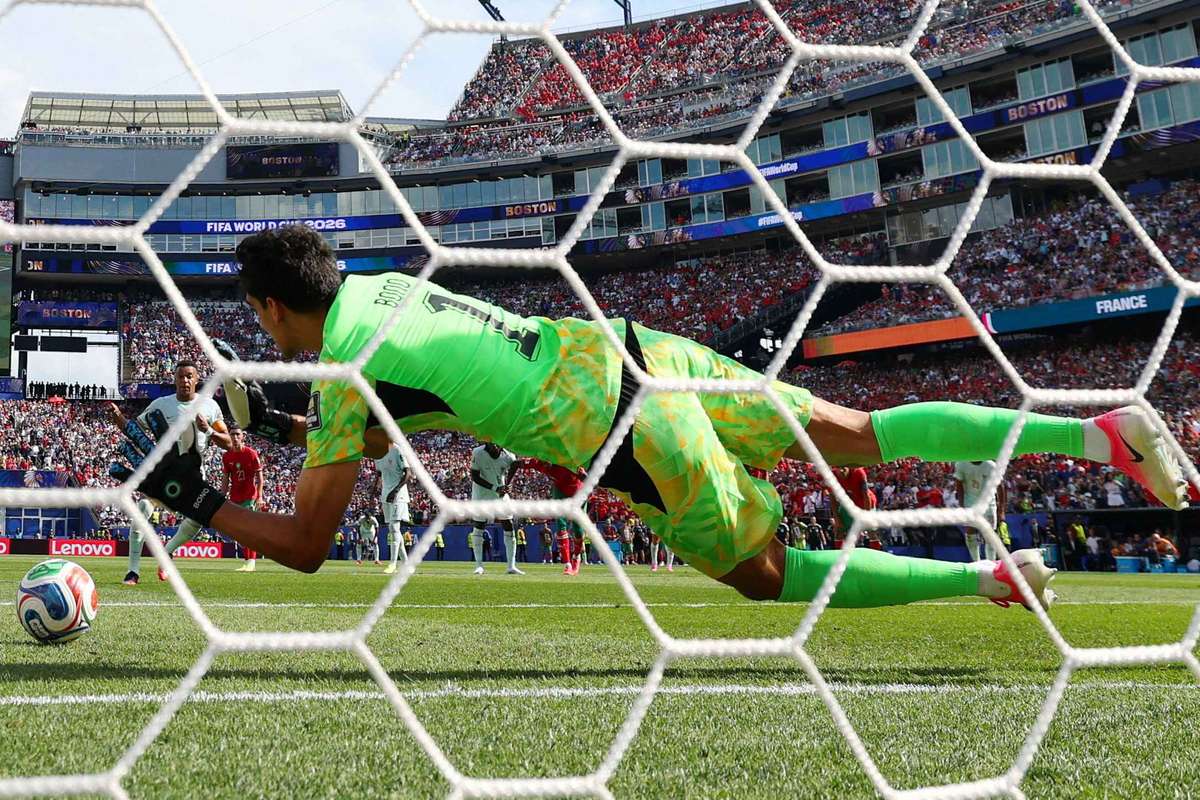 Bono defende pênalti de Mbappé e chega a incrível marca em Copas do Mundo