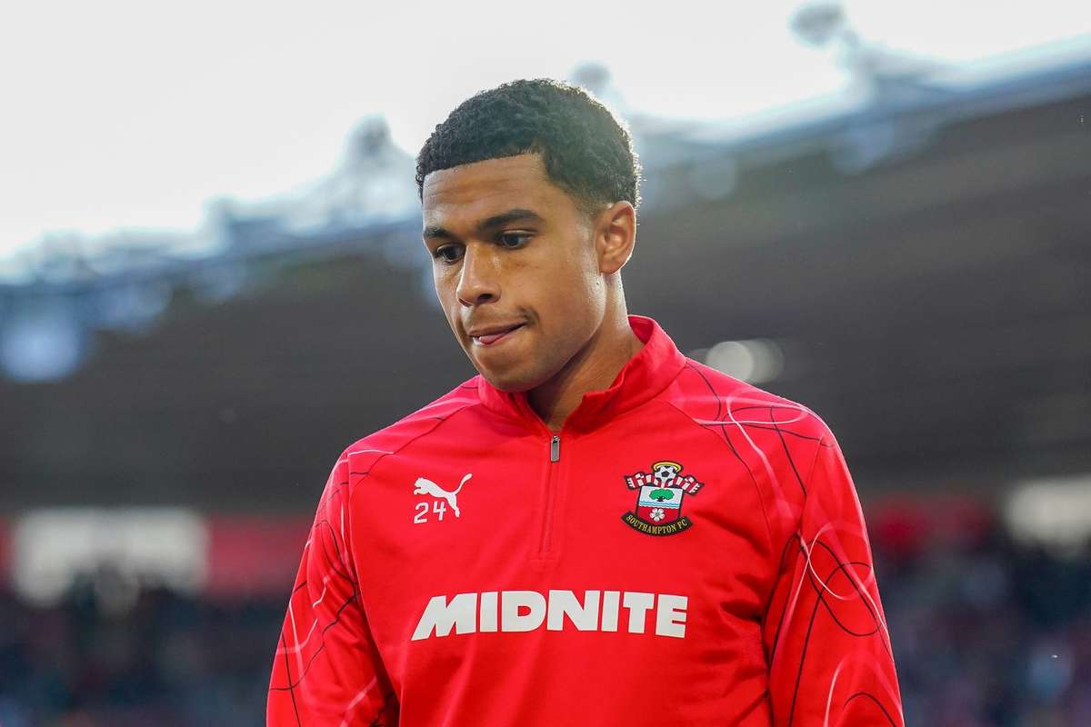 Crystal Palace e Fulham juntam-se à corrida por Shea Charles (Southampton)