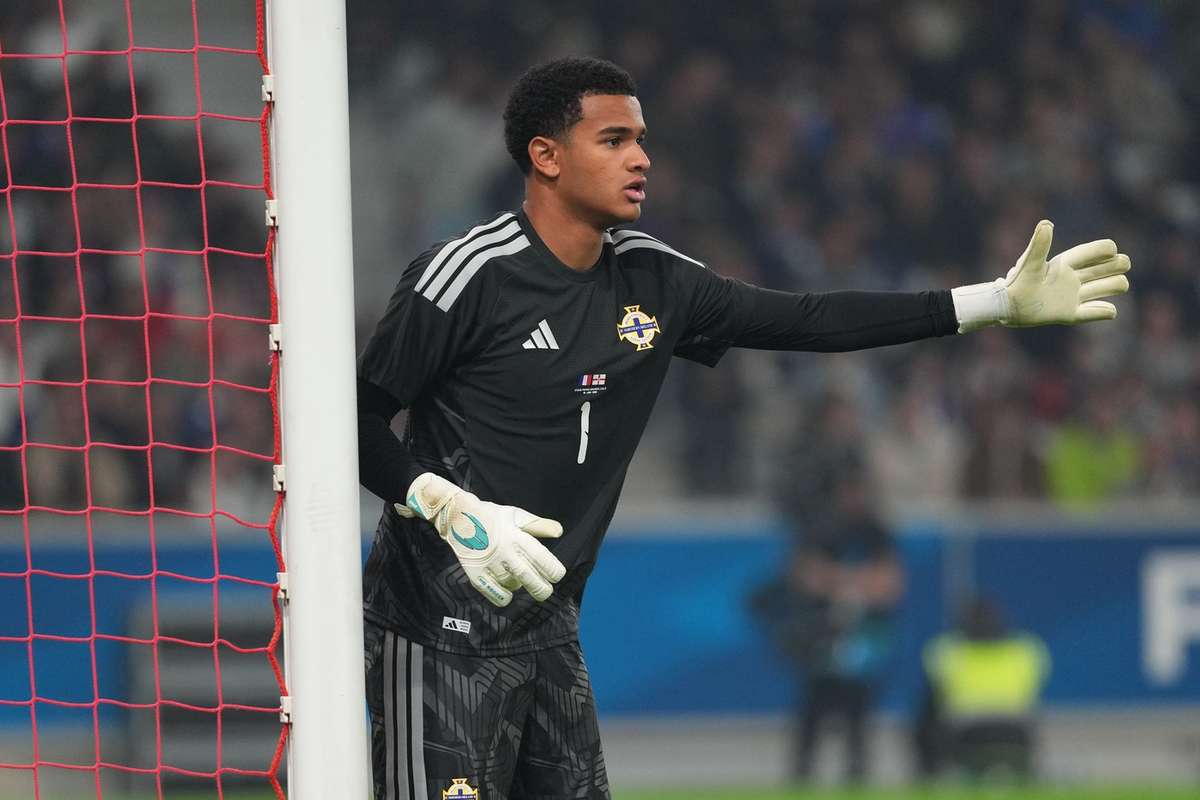 Oficial: Manchester City contrata jovem guarda-redes Charles ao Sheffield Wednesday