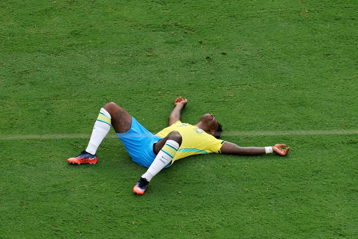 Vinícius pide perdón a Brasil por la "enorme frustración" del Mundial