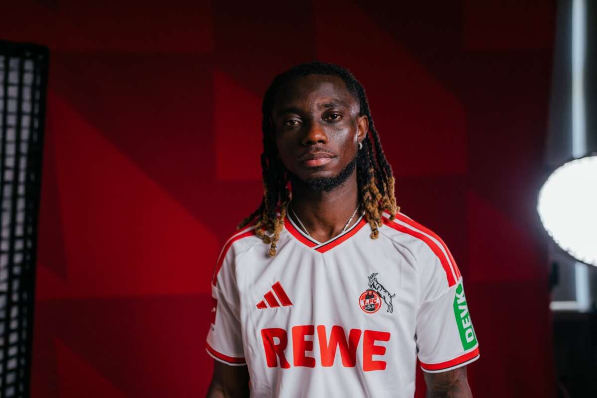 Oficial: Defesa internacional ganês Gideon Mensah assina pelo Colónia