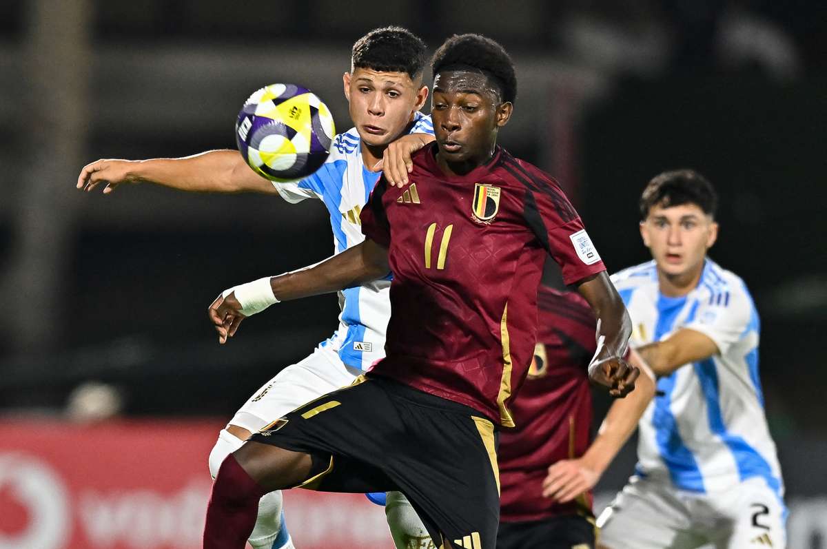 Barcelona adianta-se na contratação do extremo belga Jesse Bisiwu