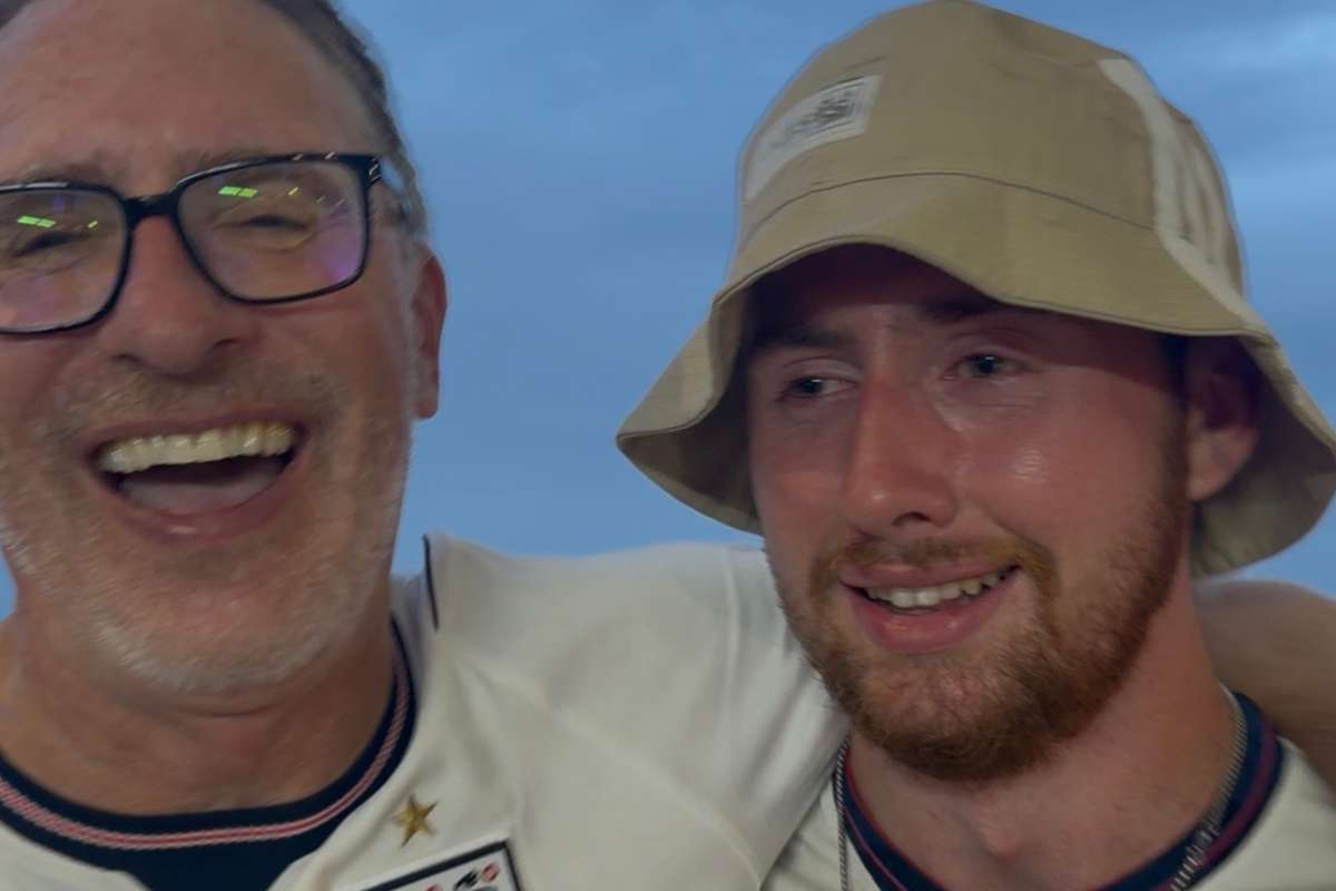 Pai e filho transformam um abraço no retrato da esperança inglesa na Copa