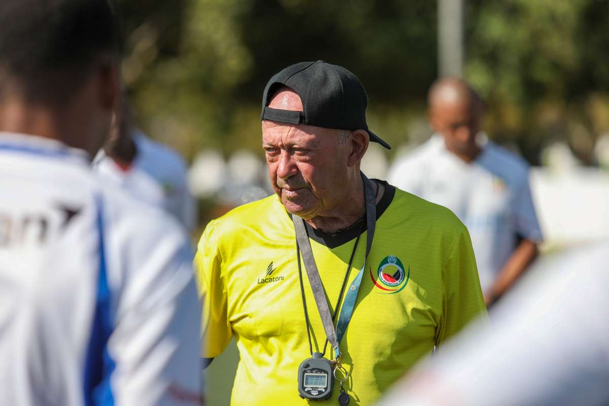 Treinador português leva Moçambique ao primeiro mundial de futebol e promete jogar "olhos nos olhos"