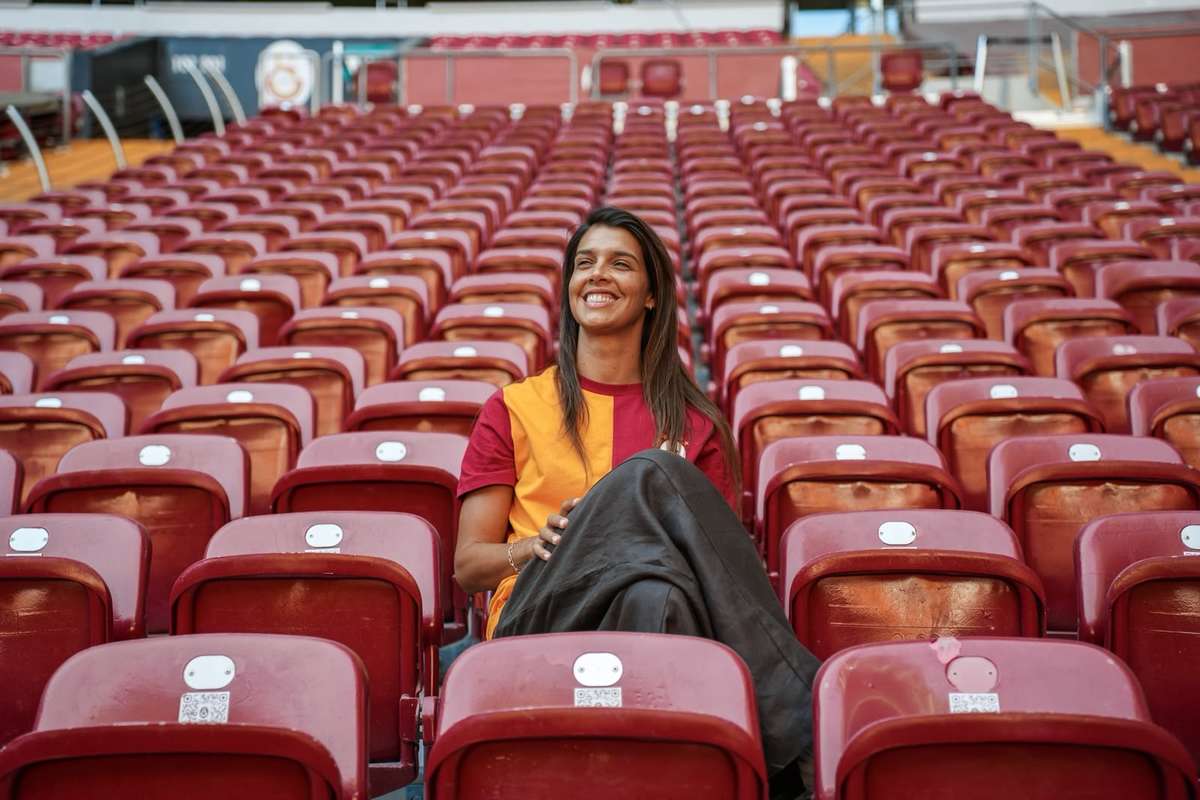 Feminino: Carole Costa (ex-Benfica) assina pelo Galatasaray