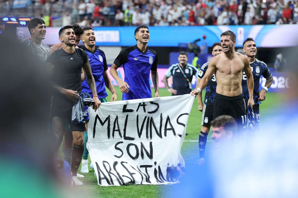 "Las Malvinas son argentinas": una pancarta marca la celebración tras vencer a Inglaterra