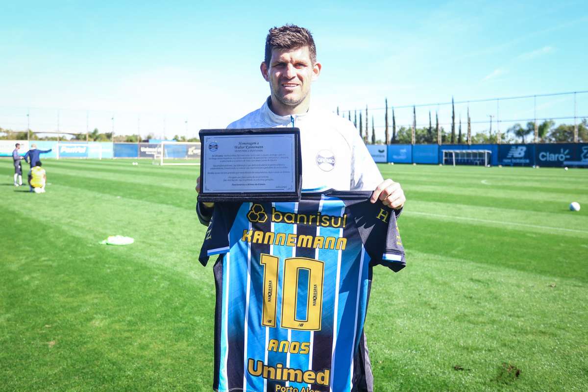 Kannemann completa uma década de Grémio e é homenageado pelo clube