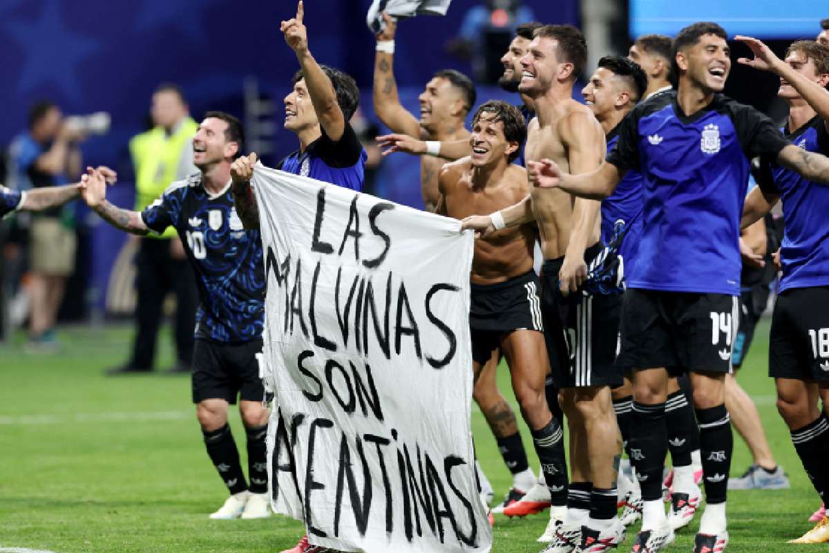 Jogadores da Argentina criticados por exibirem faixa relacionada com a guerra das Malvinas