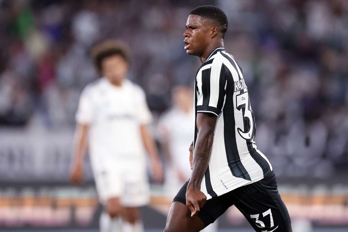 Brasileirão: Botafogo castiga erro insólito nos descontos e vence Santos no regresso