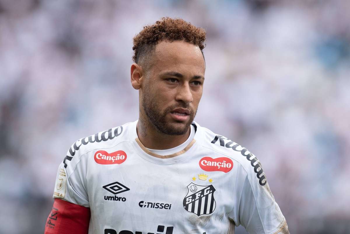 Neymar se reapresenta ao Santos após Copa do Mundo e tem futuro em dúvida