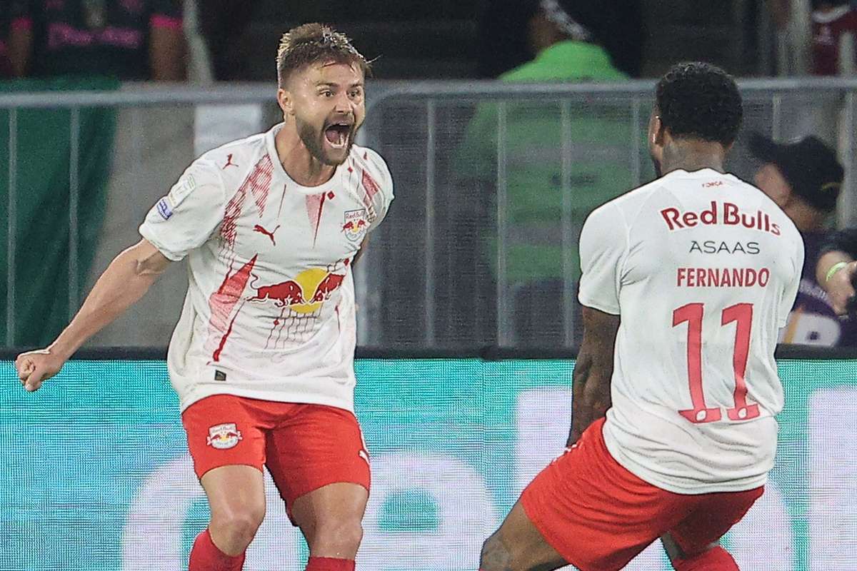 Sasha marca contra maior vítima e desencanta após 14 jogos no Brasileirão