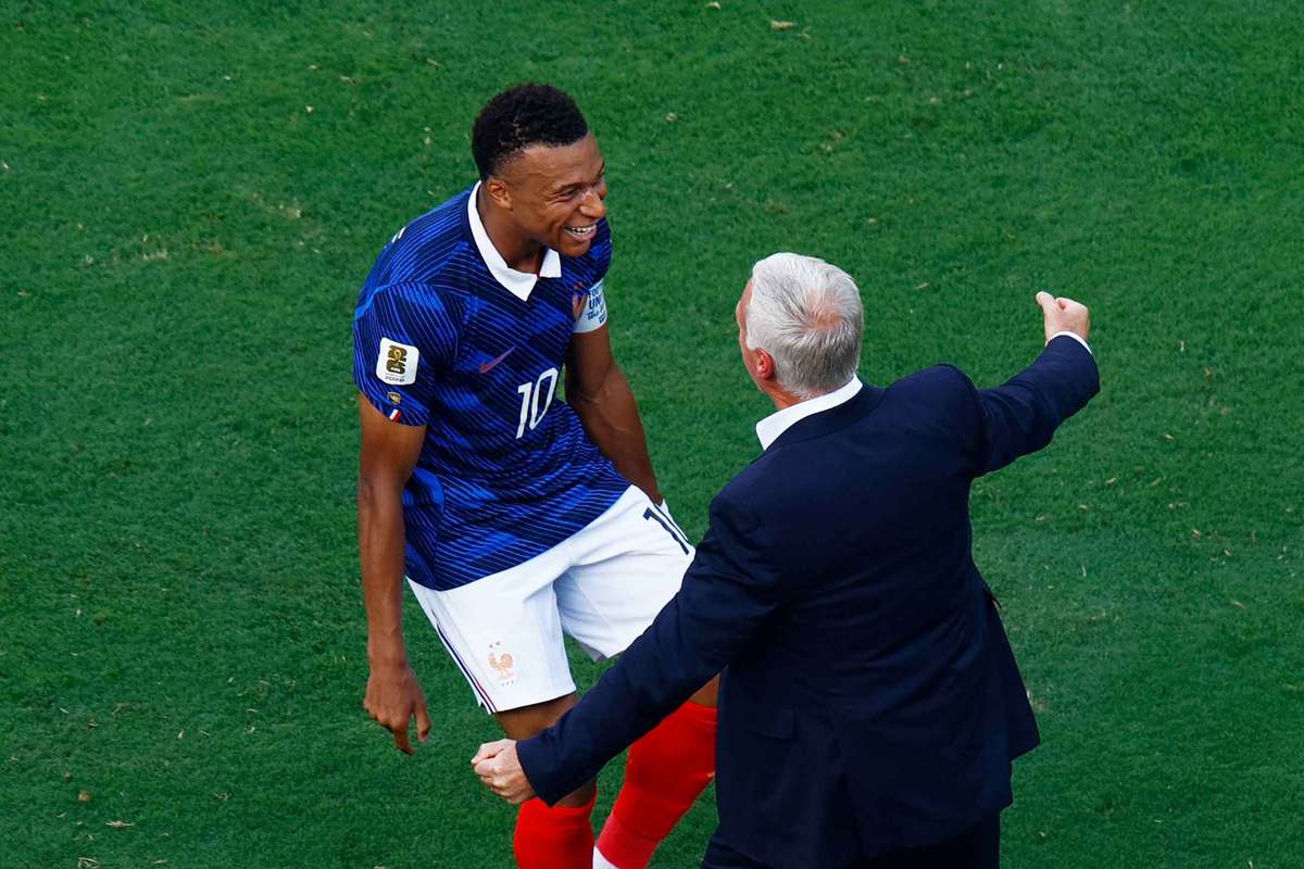 "Nous aurions dû t’offrir une meilleure fin", dit Mbappé à Deschamps sur les réseaux