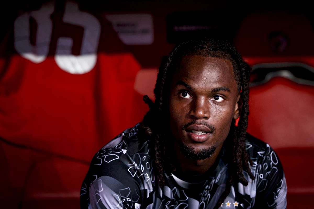Renato Sanches rescinde com o Paris SG e fica livre para assinar por outro clube