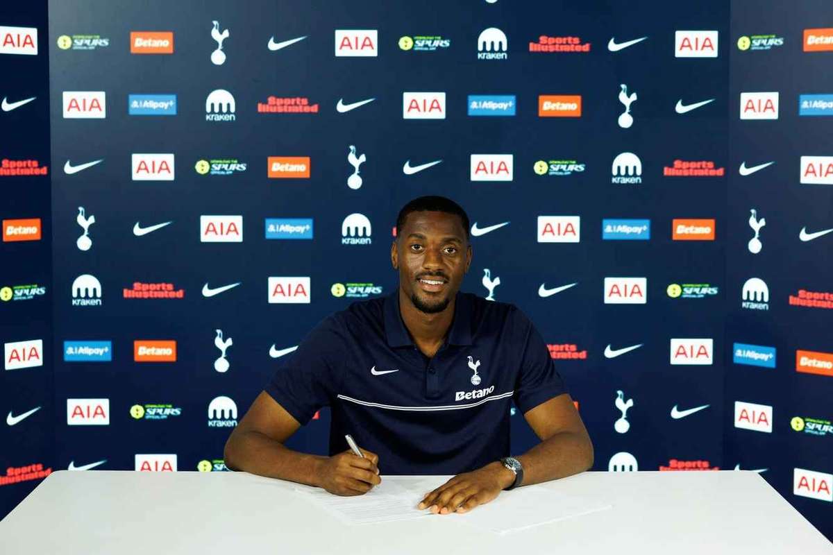 Oficial: Tosin Adarabioyo deixa o Chelsea em definitivo e assina pelo Tottenham